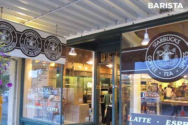 여전히 최초의 로고를 사용하는 파이크플레이스 마켓에 위치한 스타벅스 1호점(Starbucks)
